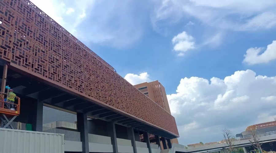 UHPC鏤空幕墻板廠家,只有飾紀上品才能滿足佛山三龍灣學校