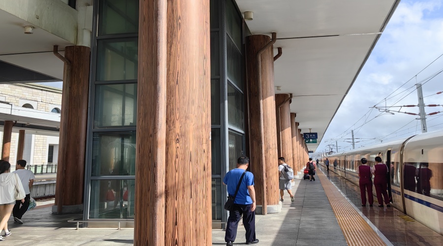 車站GRC仿木紋柱子 車站GRC仿木紋柱子